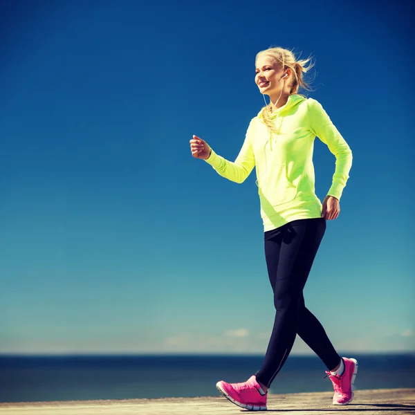 Mujer caminando al aire libre — Foto de Stock