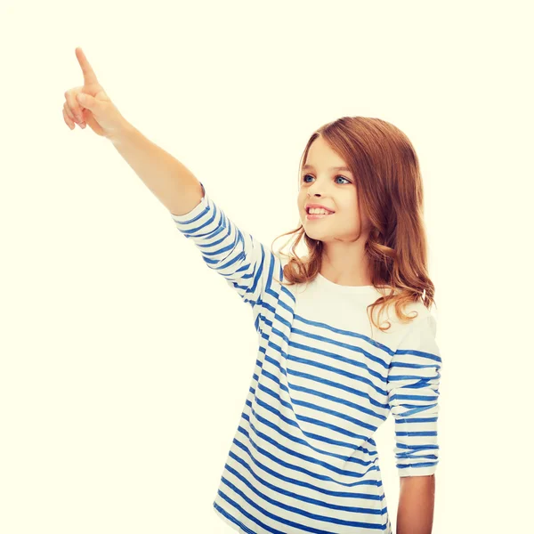 Ragazza sorridente che punta sullo schermo virtuale — Foto Stock