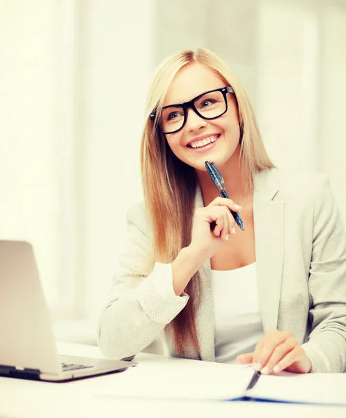 Femme d'affaires avec documents — Photo