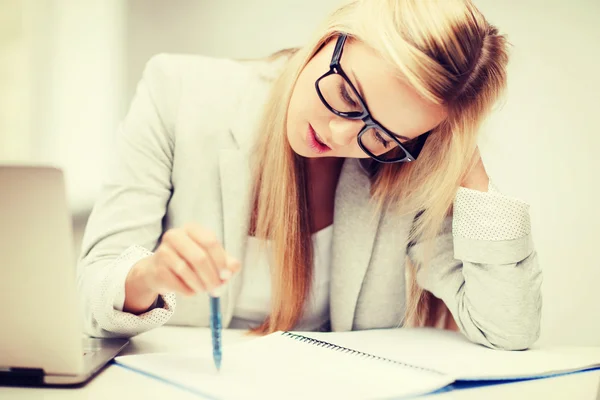 Donna annoiata e stanca — Foto Stock