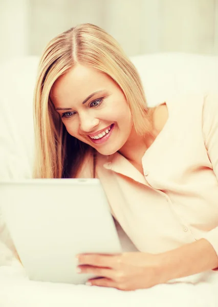 Vrouw met tabletpc — Stockfoto