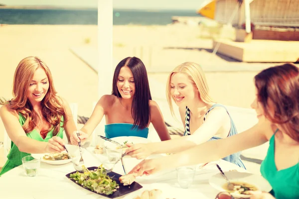 Chicas sonrientes en la cafetería en la playa —  Fotos de Stock