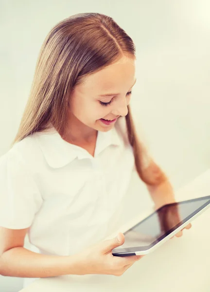 Chica sonriente con tableta PC en la escuela — Foto de Stock