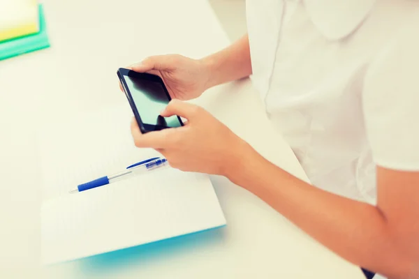 Flicka med smartphone i skolan — Stockfoto