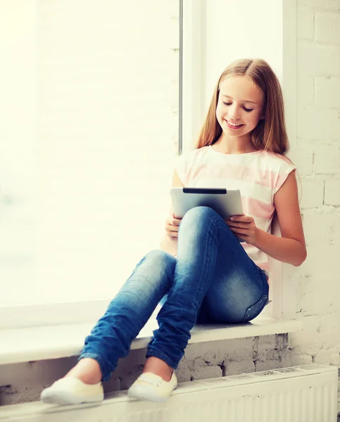 Chica con tablet PC en la escuela — Foto de Stock