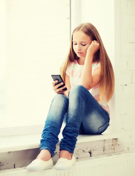 Menina com smartphone na escola — Fotografia de Stock