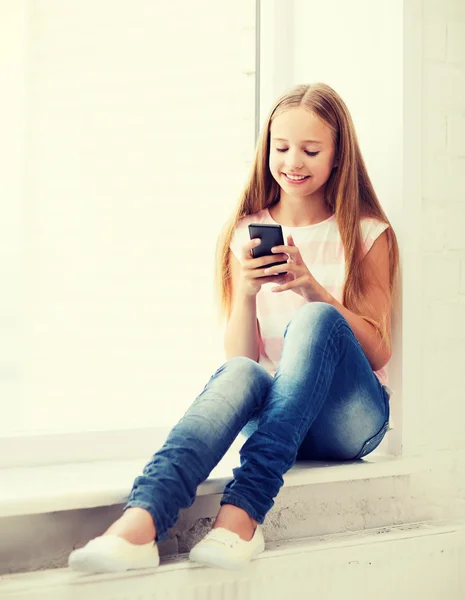 Meisje met smartphone op school — Stockfoto