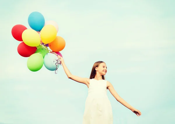 Fille heureuse avec des ballons colorés — Photo