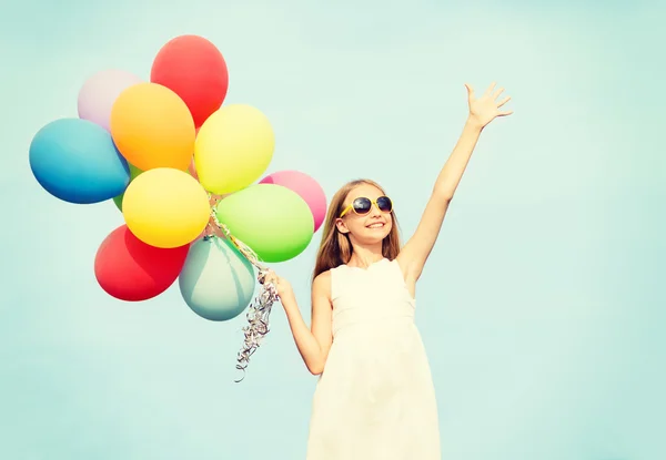 Fille heureuse avec des ballons colorés — Photo