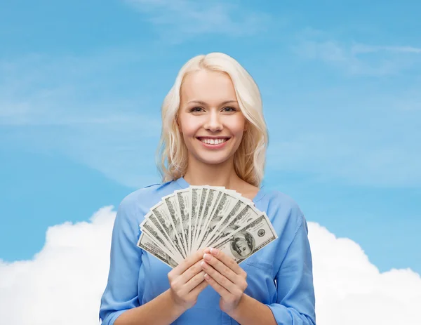 Leende ung kvinna med oss dollar pengar — Stockfoto