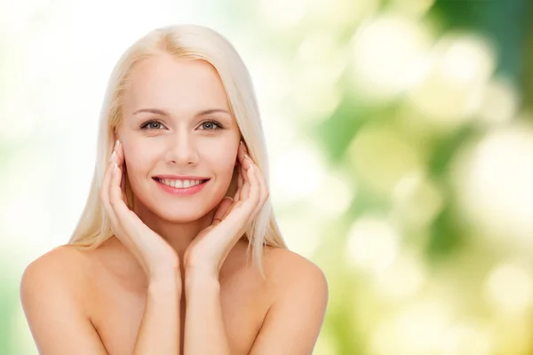 Mooie vrouw aan haar gezicht huid te raken — Stockfoto