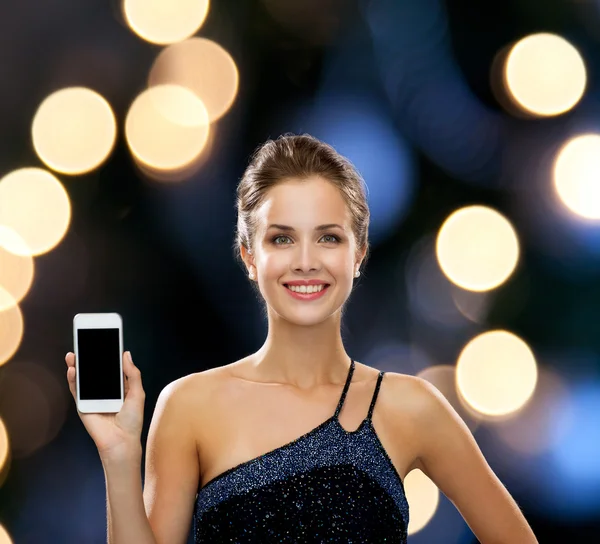 Lächelnde Frau im Abendkleid mit Smartphone — Stockfoto