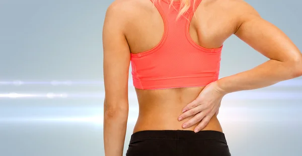 Close up van sportieve vrouw aanraken haar rug — Stockfoto