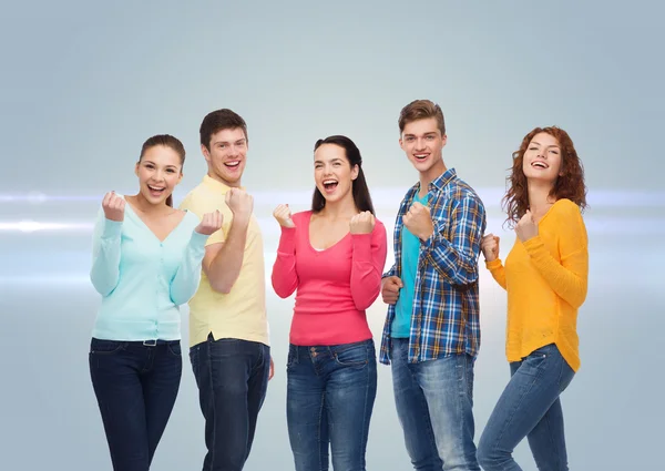 Grupo de adolescentes sonrientes mostrando gesto de triunfo —  Fotos de Stock