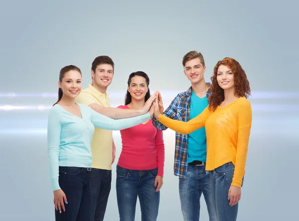 Lächelnde Teenager machen High Five — Stockfoto