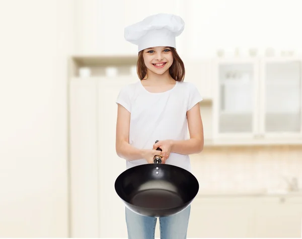 Lächelndes kleines Mädchen in weißem Blanko-T-Shirt — Stockfoto