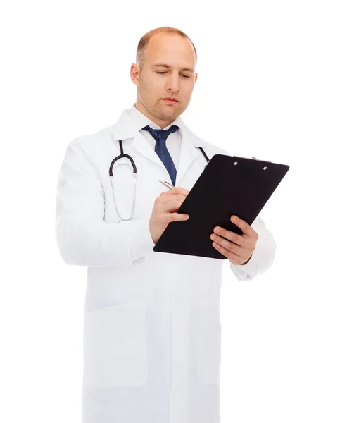Médico masculino grave com prancheta e estetoscópio — Fotografia de Stock