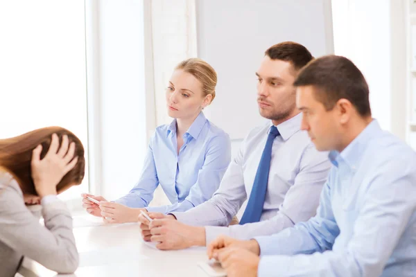 Mujer de negocios siendo despedida en la oficina — Foto de Stock