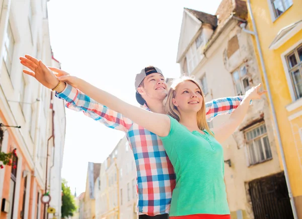 Glimlachend koppel in de stad — Stockfoto