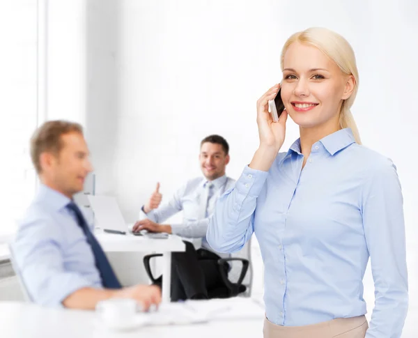 Jeune femme d'affaires souriante avec smartphone — Photo