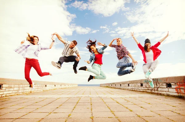 Grupo de adolescentes saltando — Fotografia de Stock