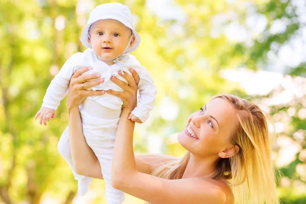 Gelukkig moeder met kleine baby in park — Stockfoto