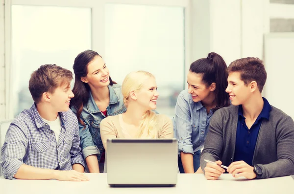 Étudiants souriants avec ordinateur portable à l'école — Photo