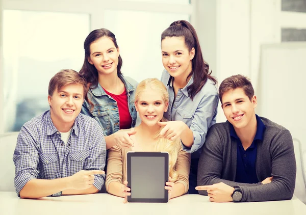 Sonriendo a los estudiantes con pantalla de PC tableta en blanco —  Fotos de Stock