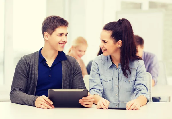 Studenci patrząc na Tablet w wykład w szkole — Zdjęcie stockowe