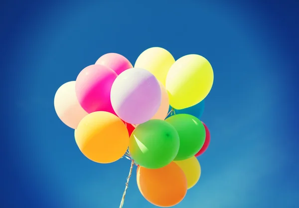 Allerlei kleurrijke ballonnen in de lucht — Stockfoto