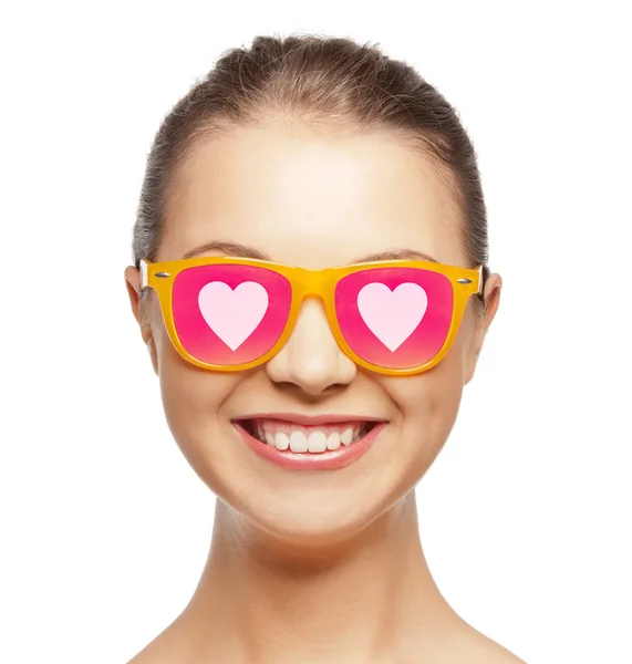 10 代の少女のピンクのサングラスに笑みを浮かべてください。 — ストック写真