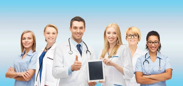 Команда или группа врачей с планшетным компьютером — стоковое фото