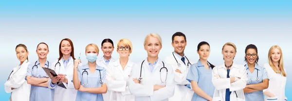 Equipa ou grupo de médicos e enfermeiros — Fotografia de Stock