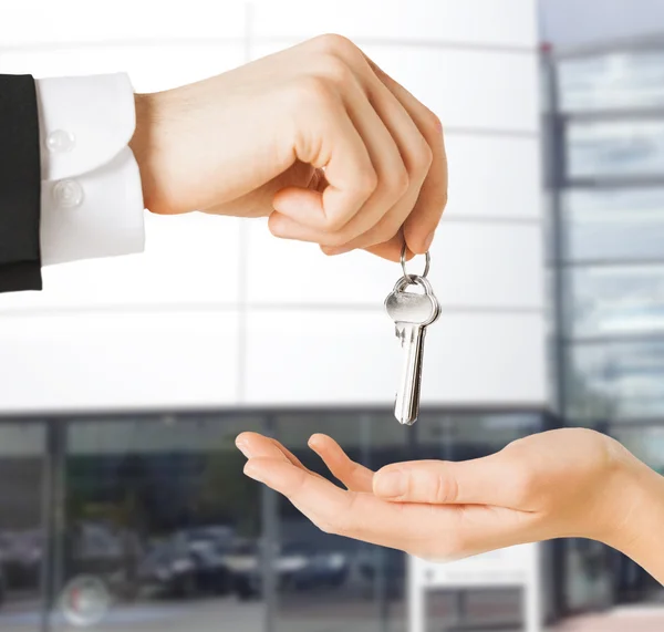 Man en vrouw met huis toetsen — Stockfoto