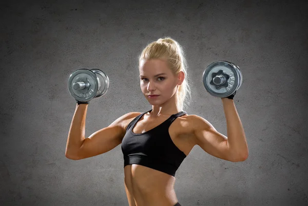 Mujer deportiva con pesadas mancuernas de acero — Foto de Stock