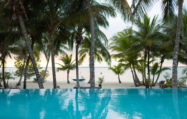 Piscina sulla spiaggia tropicale — Foto Stock