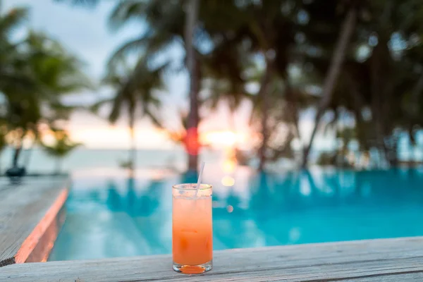 Cocktail drink on tropical beach — Stock Photo, Image