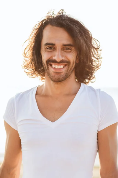Smiling man in white blank shirt outdoors — Stock Photo, Image