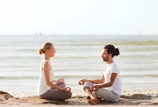 Çift gülümseyen açık havada yapım yoga egzersizleri — Stok fotoğraf