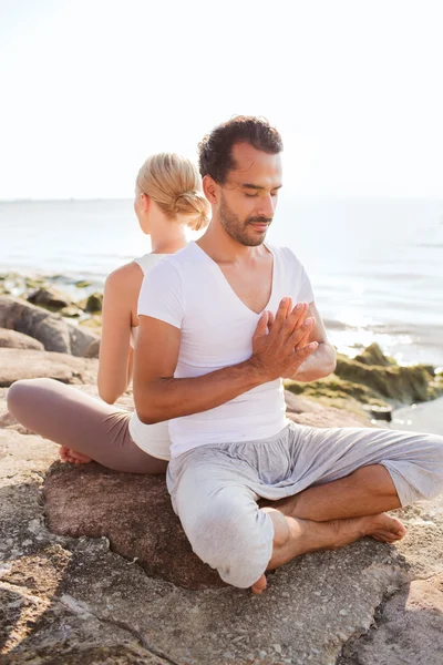 Çift gülümseyen açık havada yapım yoga egzersizleri — Stok fotoğraf