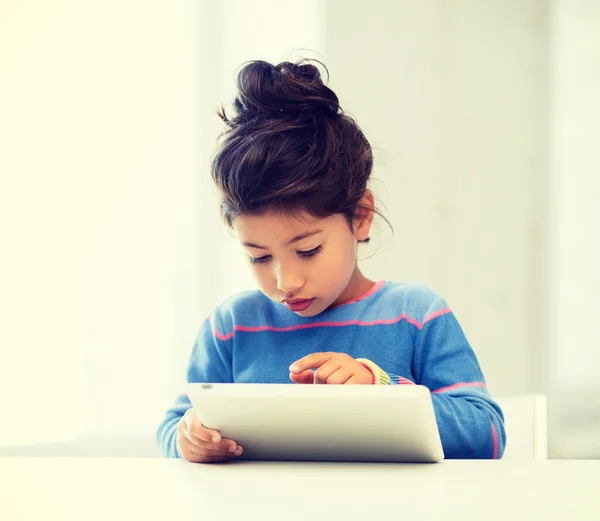 Mädchen mit Tablet-PC zu Hause — Stockfoto