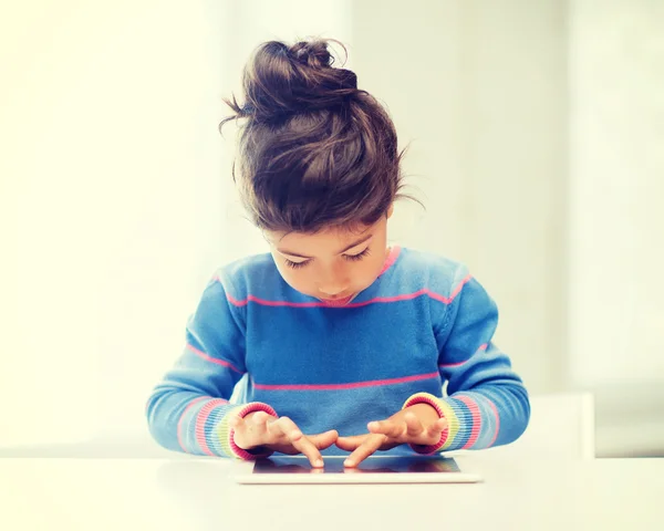 Menina com tablet pc em casa — Fotografia de Stock