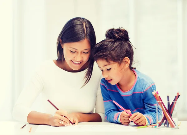 Mutter und Tochter zeichnen — Stockfoto