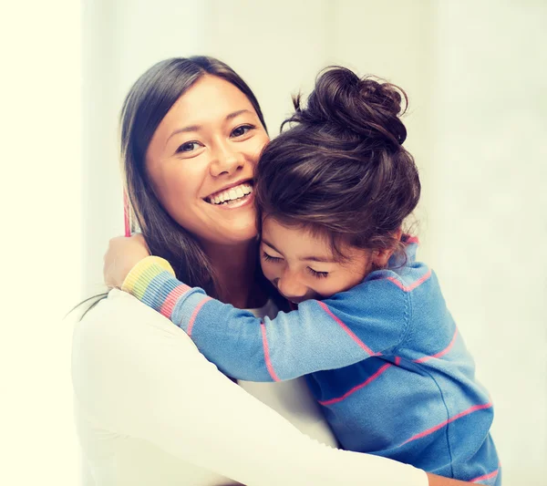 Abrazando a madre e hija — Foto de Stock