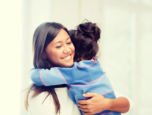 Abrazando a madre e hija — Foto de Stock