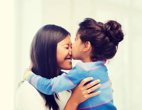 Abrazando a madre e hija — Foto de Stock