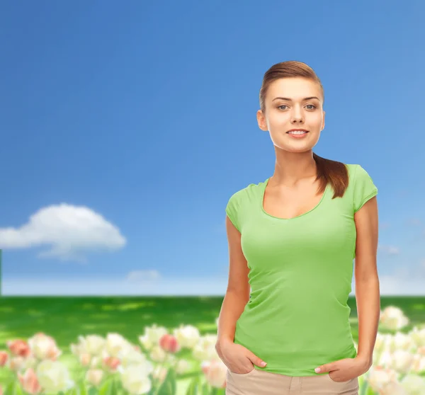 Sonriente joven en blanco camiseta verde —  Fotos de Stock