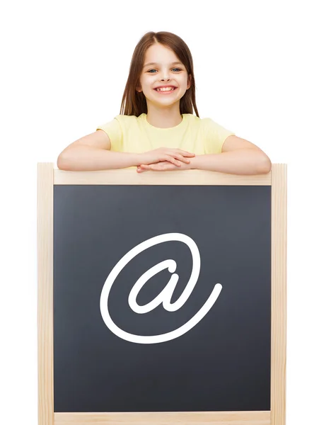 Gelukkig meisje met blackboard — Stockfoto