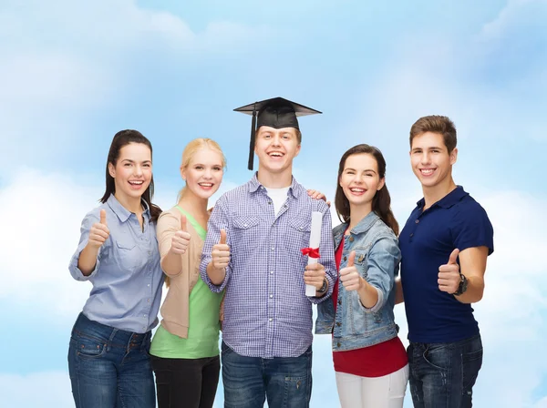 Група студентів з дипломом, що показує великі пальці вгору — стокове фото