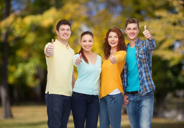 Groupe d'adolescents souriants sur le parc vert — Photo